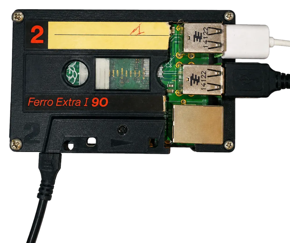 Raspberry Pi bricolé dans une cassette audio, transformé en petit serveur maison